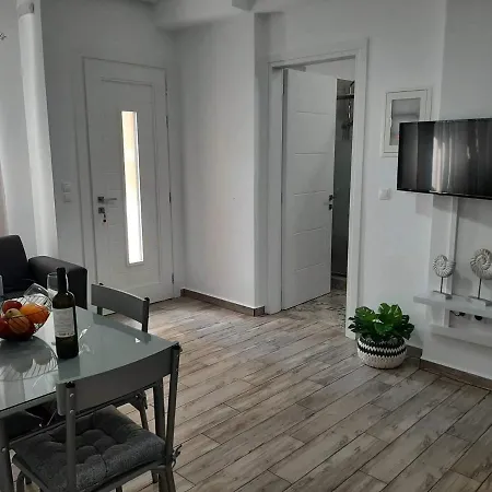 Alisachni Apartment Kini